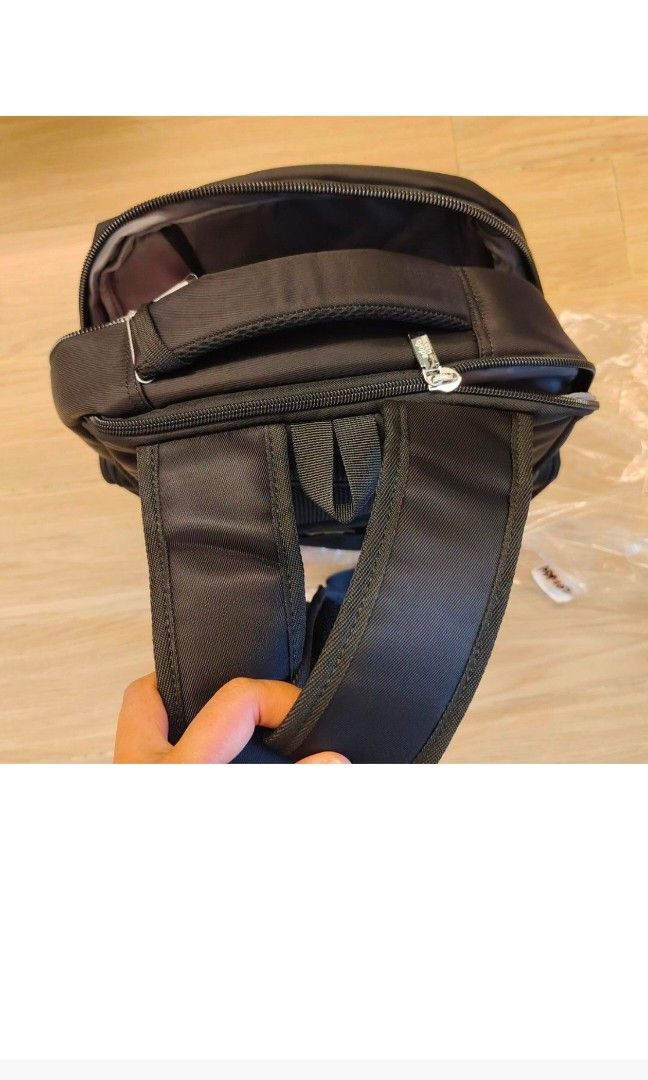 Backpack （分類：背包）位於 Hong Kong。 由 pasojanet 提交（商品編號 1355282805，圖片 7）。簡介： 厚料，重工，一定襟用 隔數多 Adofo美國品牌。