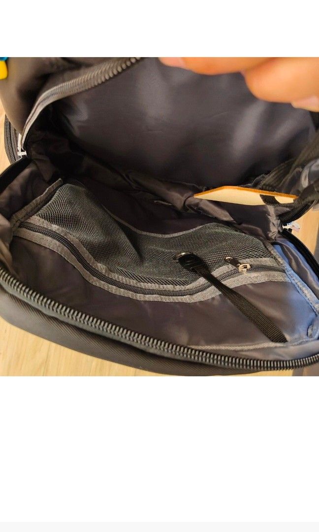 Backpack （分類：背包）位於 Hong Kong。 由 pasojanet 提交（商品編號 1355282805，圖片 5）。簡介： 厚料，重工，一定襟用 隔數多 Adofo美國品牌。