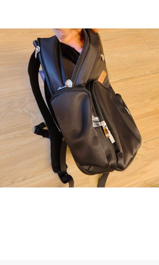Backpack （分類：背包）位於 Hong Kong。 由 pasojanet 提交（商品編號 1355282805，圖片 3）。簡介： 厚料，重工，一定襟用 隔數多 Adofo美國品牌。