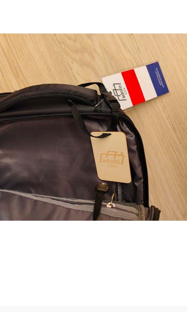 Backpack （分類：背包）位於 Hong Kong。 由 pasojanet 提交（商品編號 1355282805，圖片 6）。簡介： 厚料，重工，一定襟用 隔數多 Adofo美國品牌。