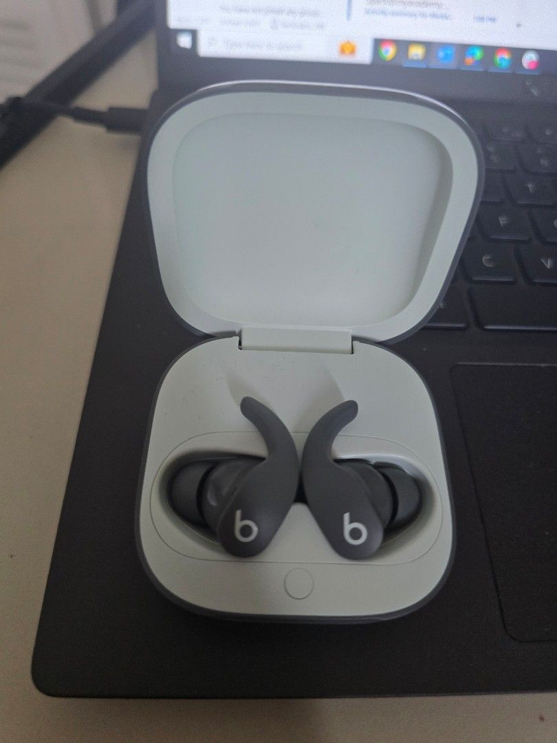 Beats bit pro (Category: Earphones) located in Quezon City. Submitted by jonjonlor (Listing ID 1355454027, Image 2). Description: selling my Beats bit pro earphone less than 2 months bought in powermac..