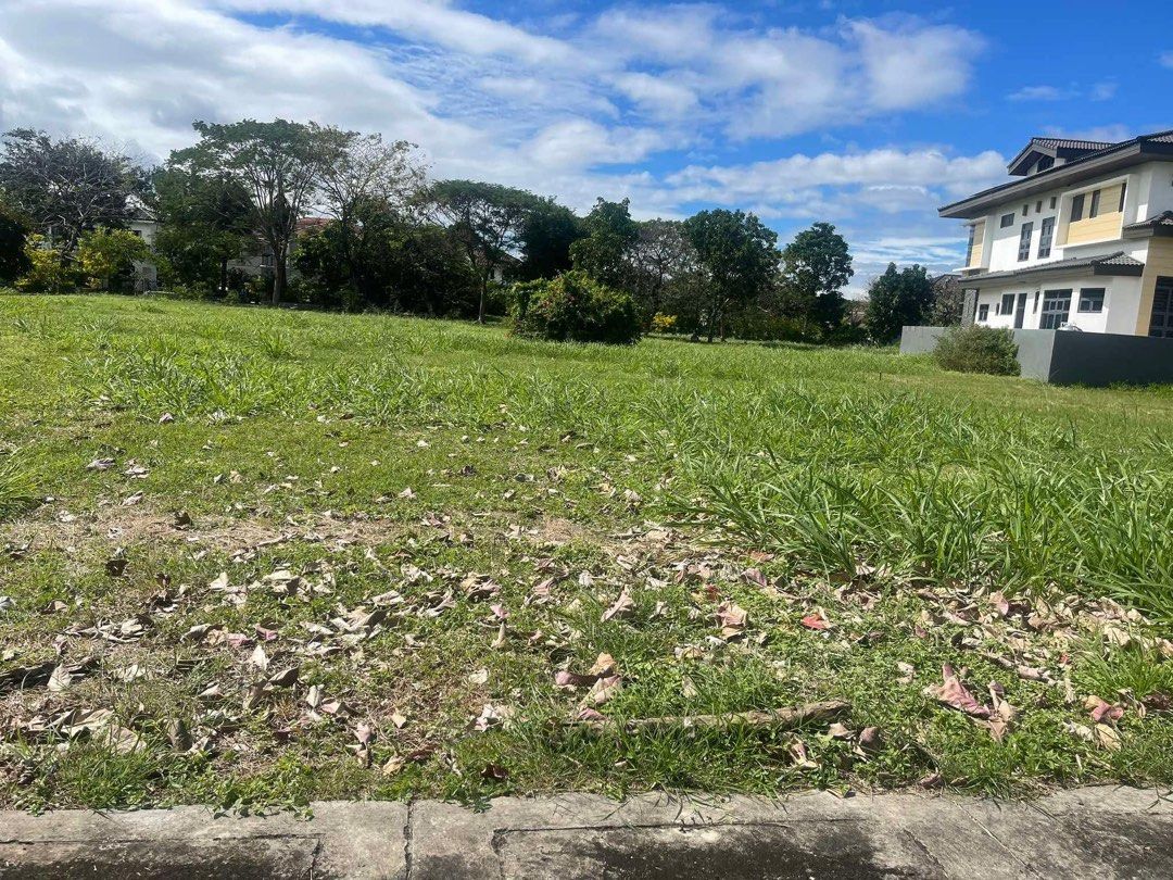 Brentville large size lot (Category: Lot) located in Muntinlupa City. Submitted by neah.alina (Listing ID 1355372462, Image 3). Description: Large sized lot ideal for a large size home. Location is inside an exclusive enclave of the high end Brentville development. Very exclusive, very private and very safe. You get value for your money. Readjusted price now! Please get in touch for more details..