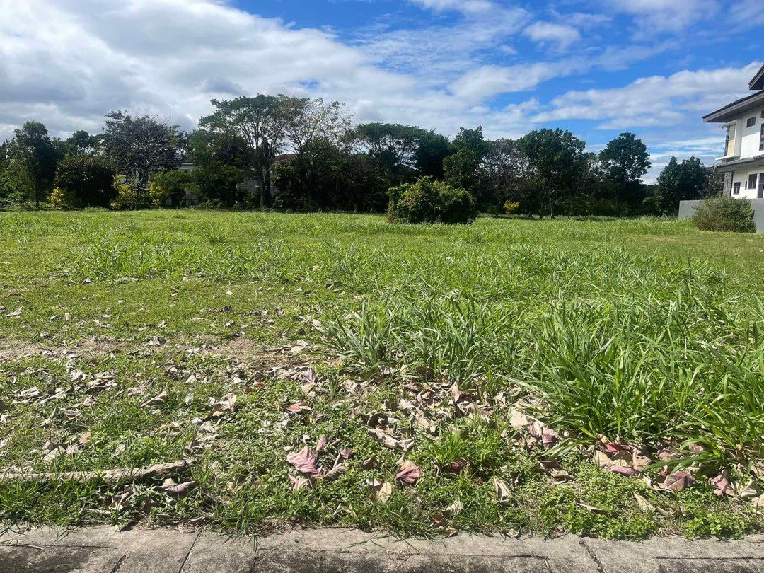 Brentville large size lot (Category: Lot) located in Muntinlupa City. Submitted by neah.alina (Listing ID 1355372462, Image 2). Description: Large sized lot ideal for a large size home. Location is inside an exclusive enclave of the high end Brentville development. Very exclusive, very private and very safe. You get value for your money. Readjusted price now! Please get in touch for more details..