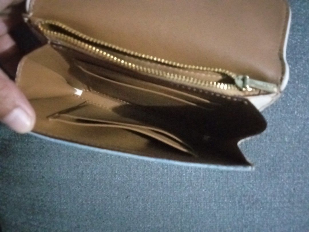 Coach Chloe original wallet (Category: Luxury Bags & Wallets) located in Manila. Submitted by jasminemat03502 (Listing ID 1355408828, Image 3). Description: selling original preloved coach Chloe wallet...no issue.