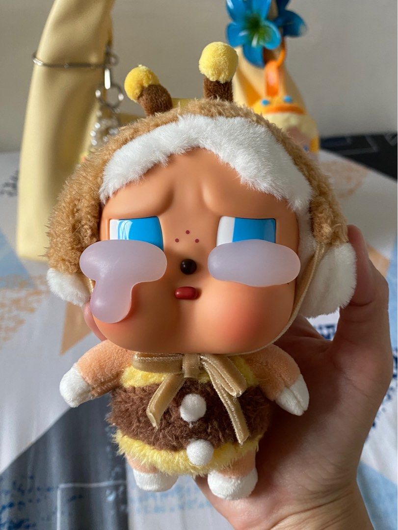 Crybaby Crying Again Vinyl Pendant (Category: Designer & Blind Box Toys) located in Quezon City. Submitted by kth23 (Listing ID 1355406188, Image 1). Description: Fresh pull. No issue. Item is in mint condition. With sticker and box Rfs: dupe last price posted. Below SRP already. SRP is 1,150.