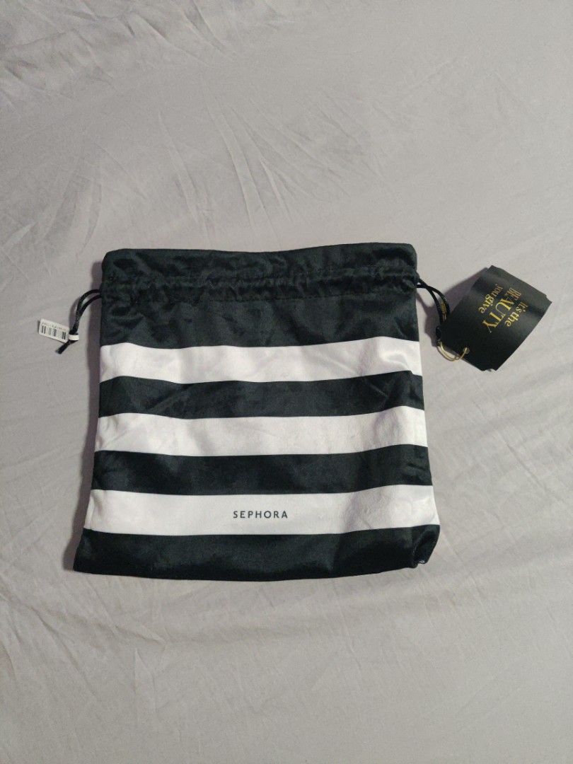 Drawstring pouch (Category: Tote Bags) located in Singapore. Submitted by jacx.s (Listing ID 1355409433, Image 3). Description: can be used both side brand new and tags are intact.