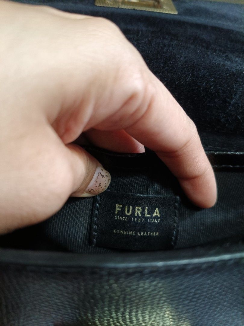 FURLA CROSSBODY BAG (Category: Luxury Bags & Wallets) located in Batangas. Submitted by lynmejlight (Listing ID 1355378805, Image 3). Description: Original FURLA MINI CROSSBODY BAG. With normal sign of sa rubber lining sa side (hindi halata), sa hardwares at slight scratch sa harap sa upper part. See last 2potos . Pero Ang sosyal at Ganda pag suot😍.