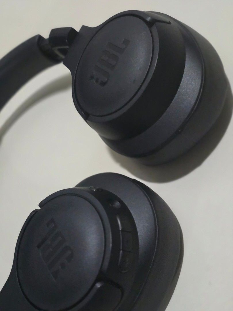 Jbl (Category: Headphones & Headsets) located in Quezon City. Submitted by jonjonlor (Listing ID 1355454174, Image 3). Description: selling my JBL headphone with noise cancellation and great audio capabalities..