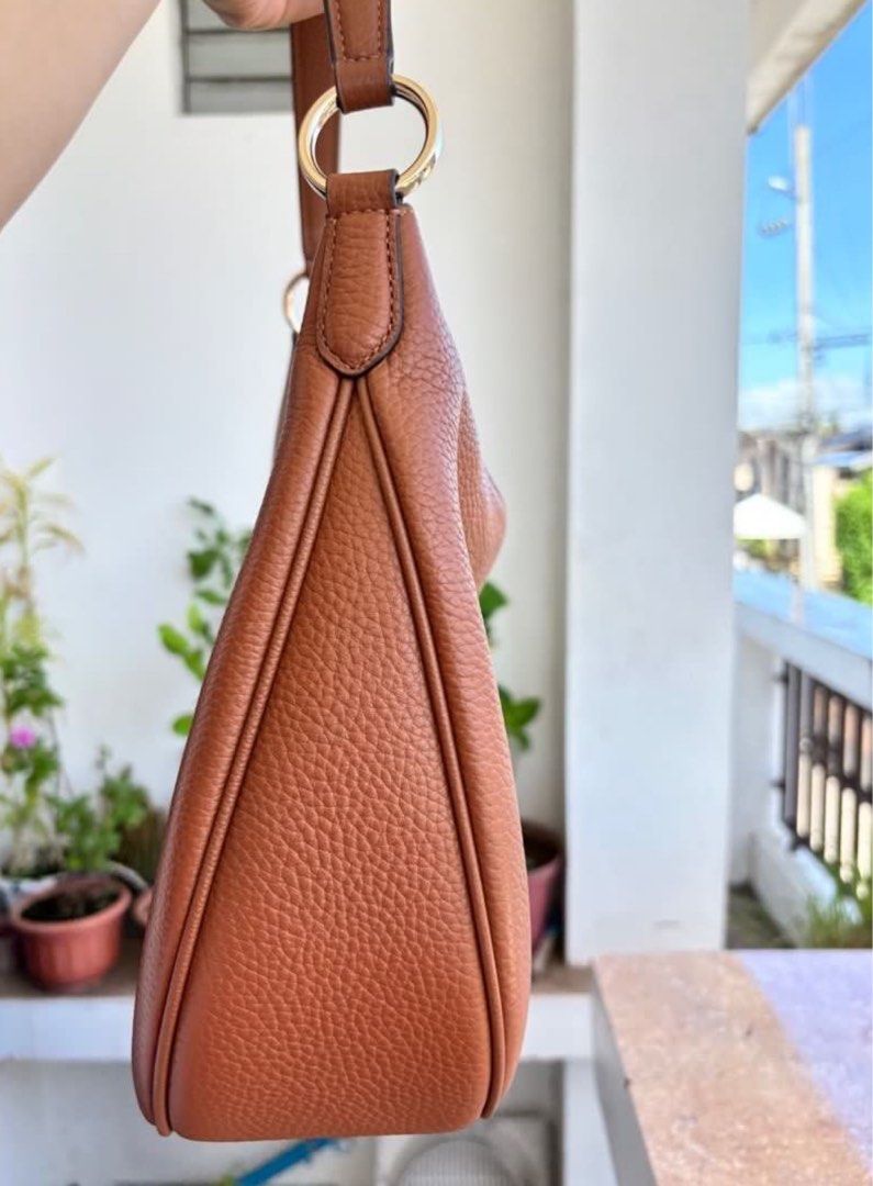 Kate Spade Weston Brown shoulder bag (Category: Luxury Bags & Wallets) located in Santa Cruz. Submitted by Lilyamore (Listing ID 1355307204, Image 3). Description: Used a few times lang siguro for an out of country If I remember correctly bought for 15-16kplus and with very mahal na shipping fee haha. RFS: nakastock na lang and nayuyupi ng konte sa cabinet See photos Negoitable price.