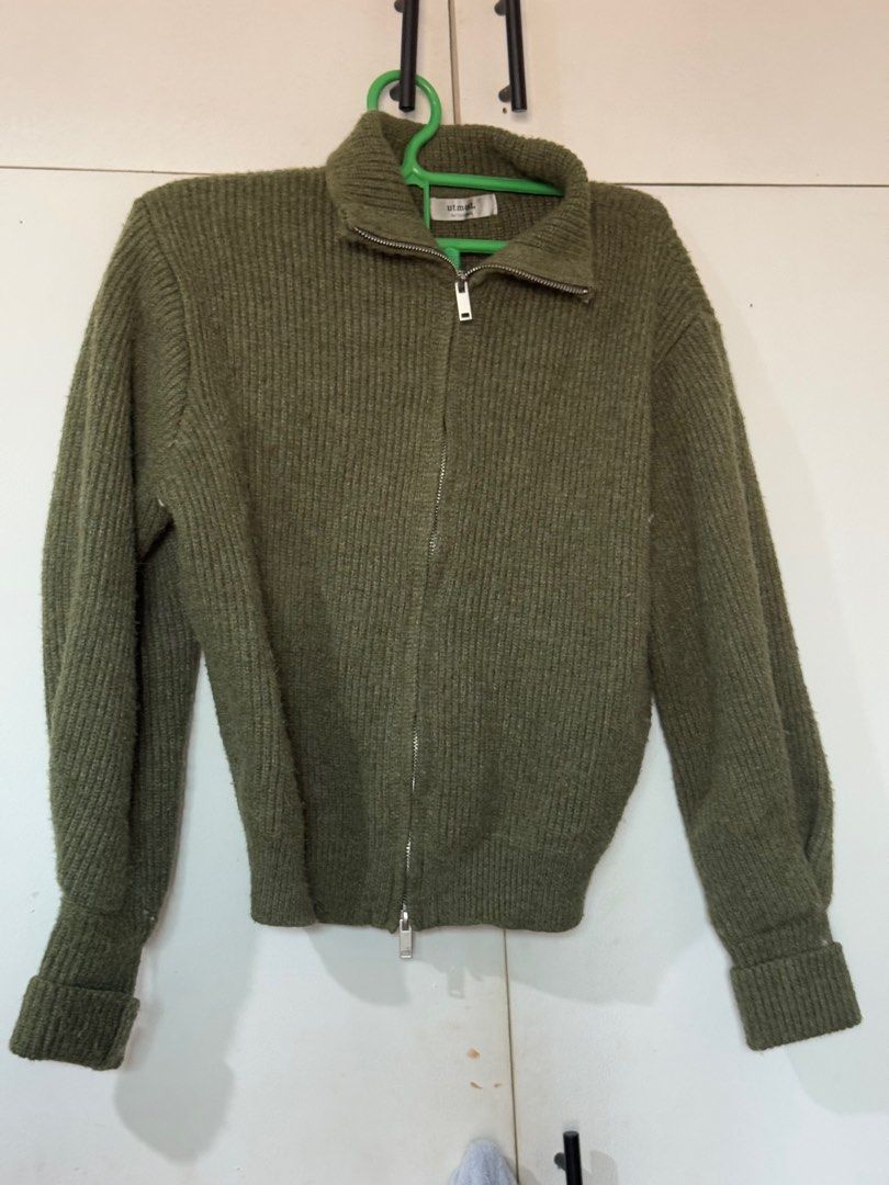 Knit sweater (Category: Coats, Jackets and Outerwear) located in Cainta. Submitted by trufflecake (Listing ID 1355372446, Image 3). Description: Super nice and warm Ideal for 10-20 degree weather.