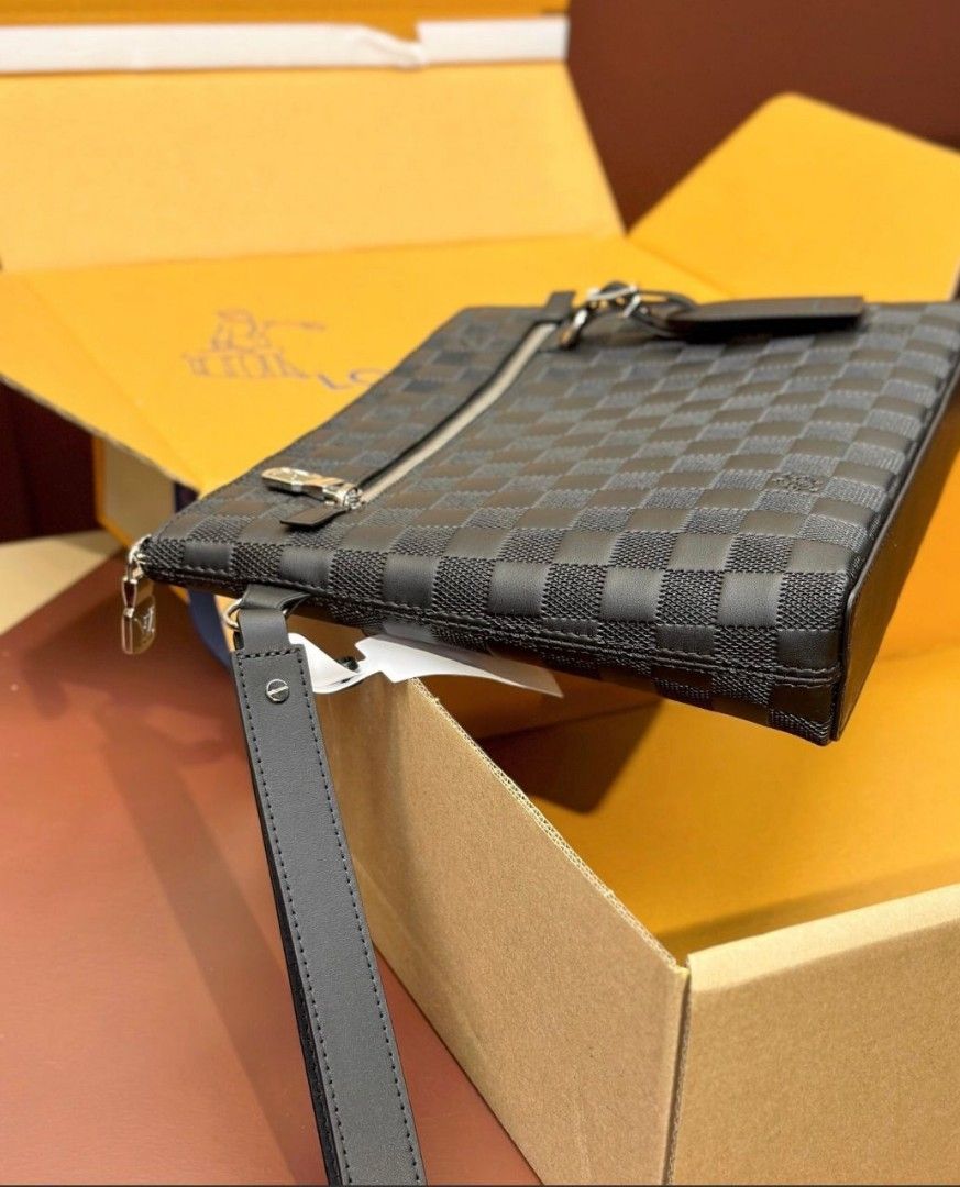 LV bag (Category: Women's Bags & Wallets) located in Melbourne. Submitted by donaldthegreat (Listing ID 1355457741, Image 3). Description: .