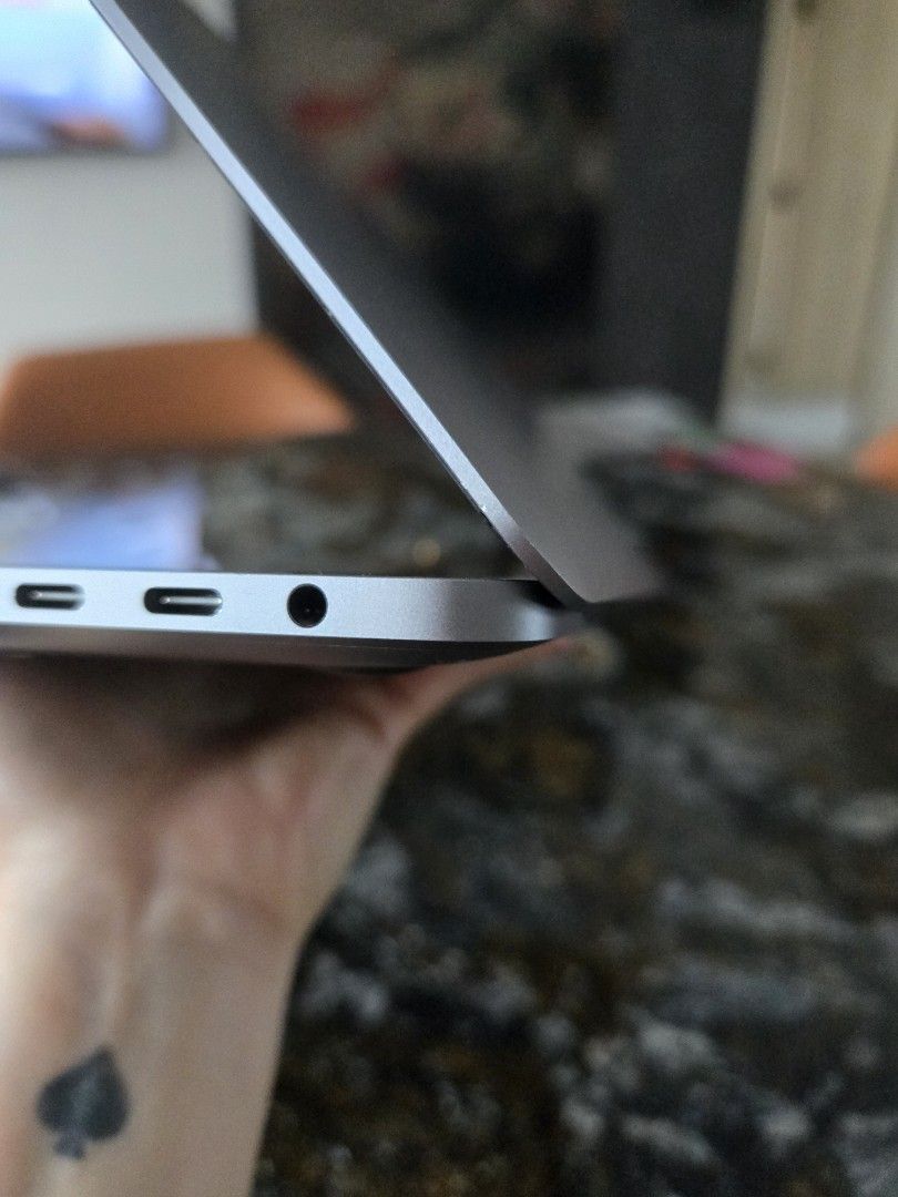 MacBook Pro 13" 2020446429486111805449