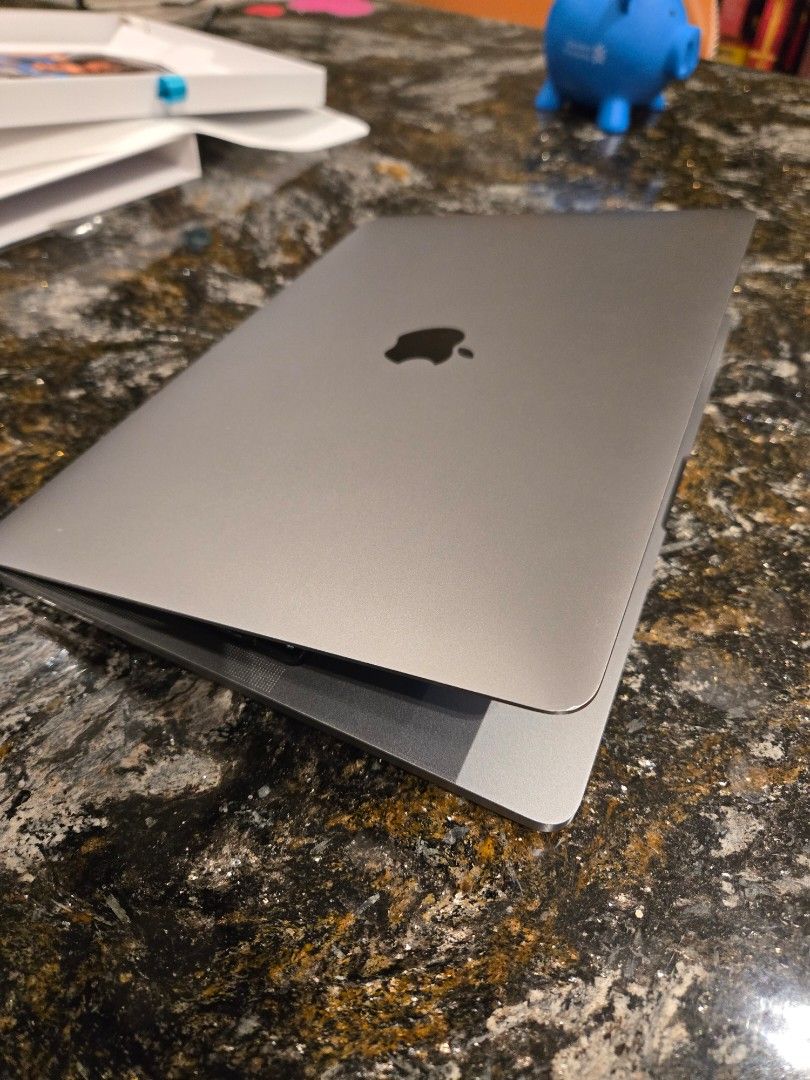 MacBook Pro 13" 2020446429486111805440