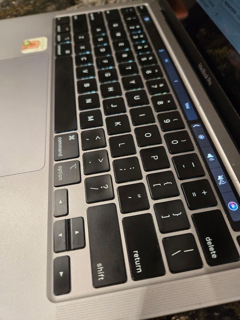 MacBook Pro 13" 2020446429486111805443