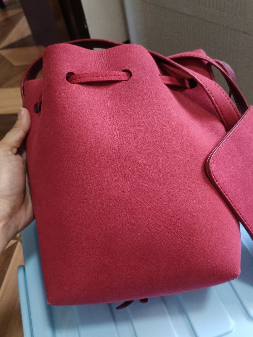 Mansur Gavriel (Category: Luxury Bags & Wallets) located in Batangas. Submitted by lynmejlight (Listing ID 1355376500, Image 3). Description: Super nice Ng material, color and body. With minimal sign of used sa rubber lining Ng strap pero hindi halata. See last 2 photos. Ang Ganda nya sa personal, promise😍.