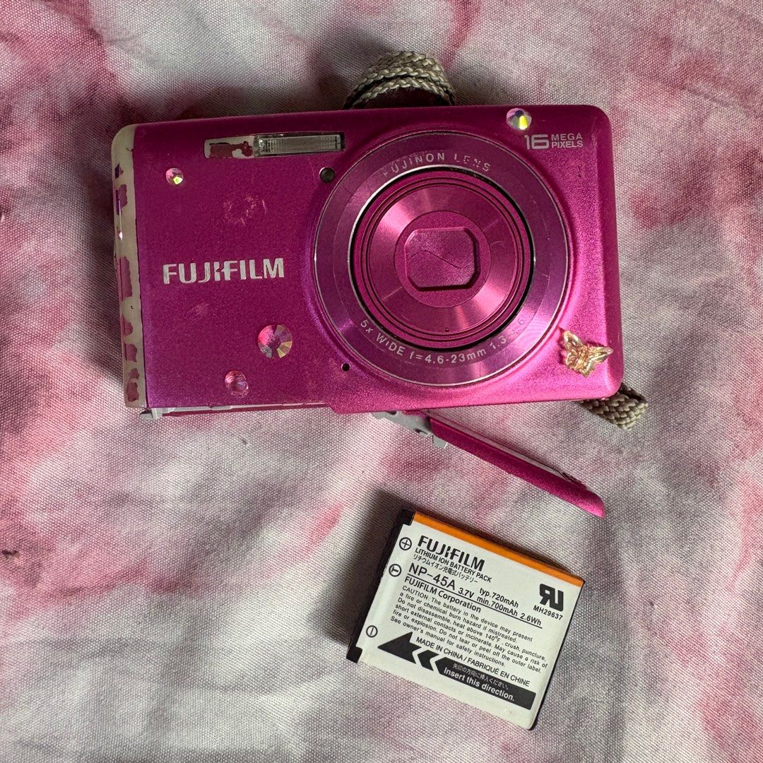 Nikon, Fujifilm, Olympus digicam (Category: Cameras) located in Rizal. Submitted by _xoxojamie (Listing ID 1355302504, Image 3). Description: OLYMPUS T-100 - Needs repairing - Issue: black screen but power function is working - No battery, no sd card - 500php only SOLD 🚫 Nikon Coolpix L26 🚫 - battery operated (AA) - Issues: hindi nala-lock ung battery socket, need i-tape para masara fully - Other functions are working - Flash still working - Me