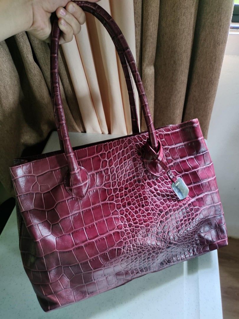 orig.furla (Category: Luxury Bags & Wallets) located in Tagum. Submitted by luxbagelyas (Listing ID 1355360381, Image 1). Description: very good condition ganda ng kulay neto prang crocs skin no flaws sign of use only med to large size.