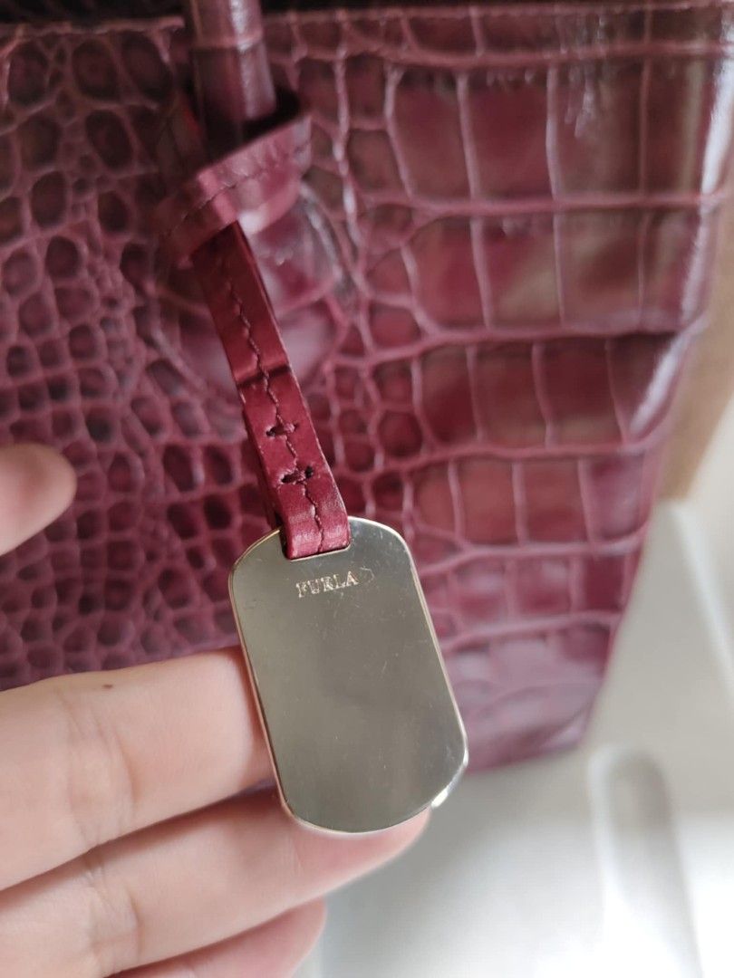 orig.furla (Category: Luxury Bags & Wallets) located in Tagum. Submitted by luxbagelyas (Listing ID 1355360381, Image 3). Description: very good condition ganda ng kulay neto prang crocs skin no flaws sign of use only med to large size.