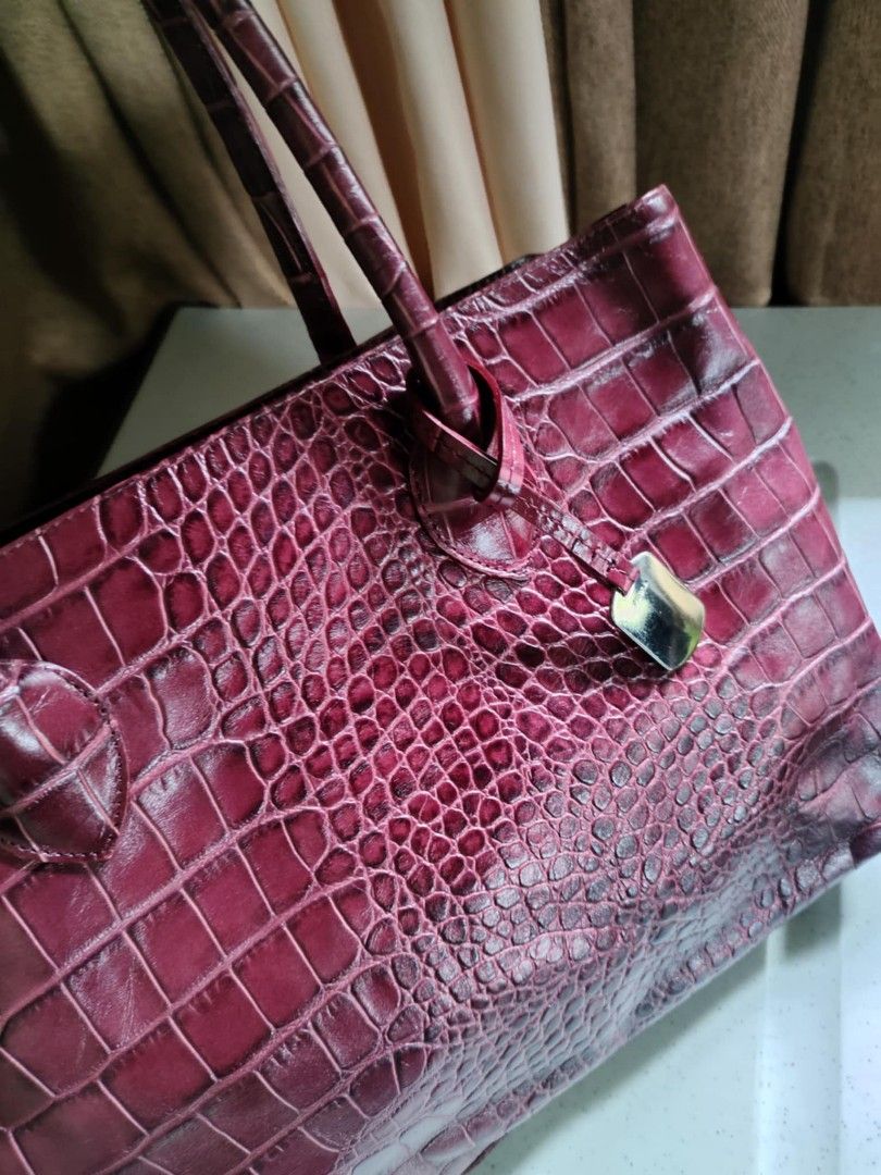 orig.furla (Category: Luxury Bags & Wallets) located in Tagum. Submitted by luxbagelyas (Listing ID 1355360381, Image 2). Description: very good condition ganda ng kulay neto prang crocs skin no flaws sign of use only med to large size.