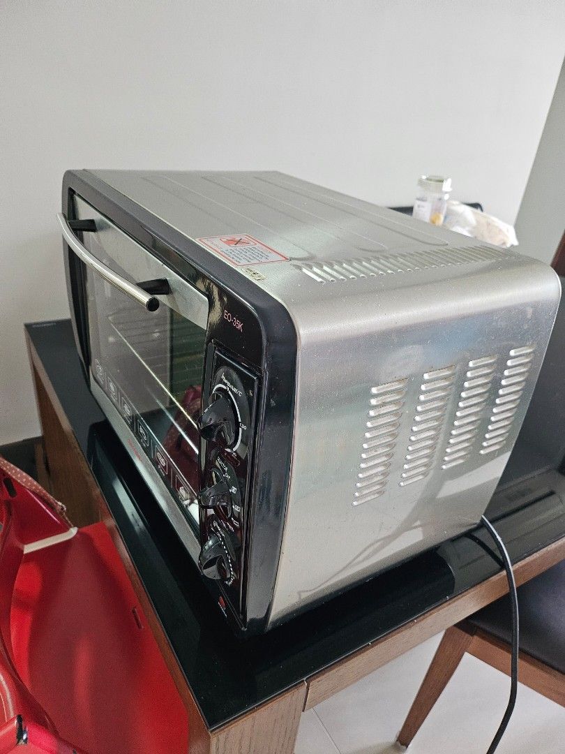 Sharp oven (Category: Ovens & Toasters) located in Singapore. Submitted by summerphehe (Listing ID 1355322155, Image 1). Description: well use sharp oven. just need a good cleaning. selling because using airfryer self pick up or arrange for your own courier.