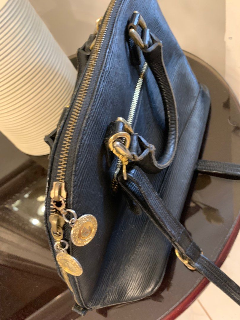 Shoulder (Category: Shoulder Bags) located in Batangas. Submitted by villa921 (Listing ID 1355377391, Image 3). Description: Used Decluttering.