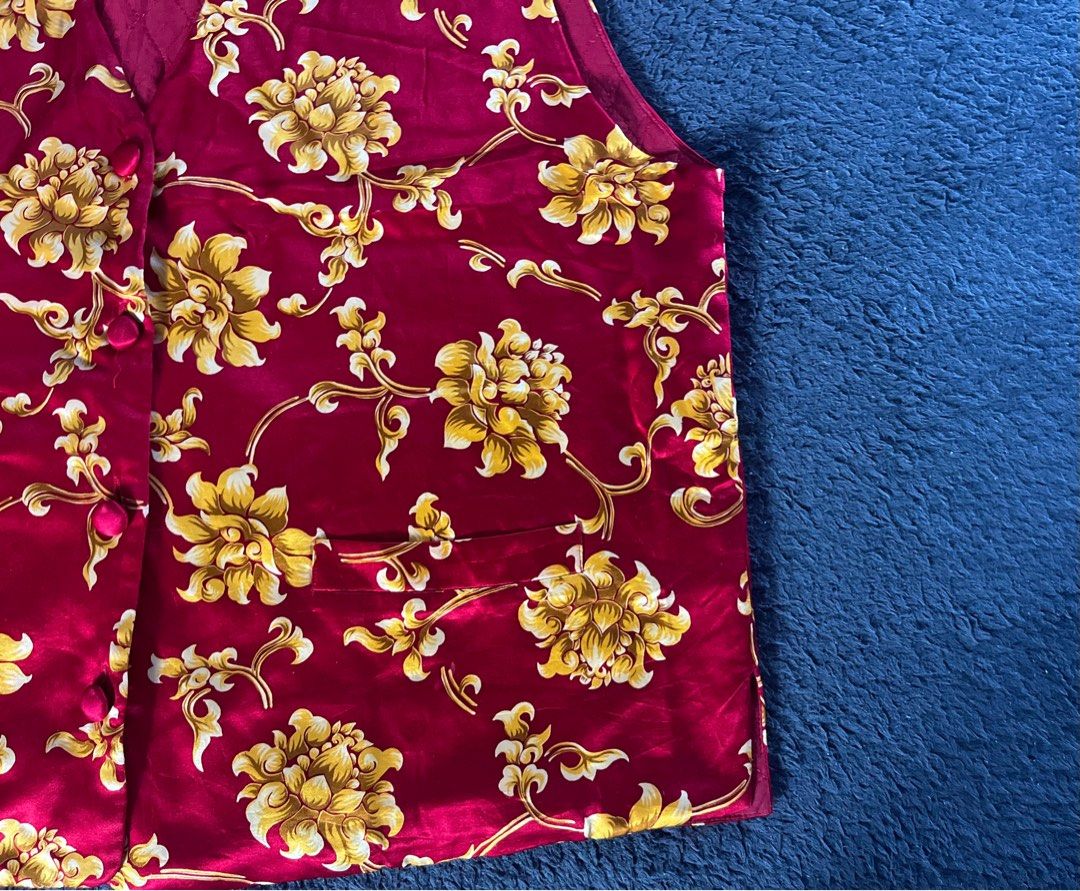 "Vittadini" Silk Red Gold Vest (Category: Vests) located in Paranaque City. Submitted by arghbor_10 (Listing ID 1355408454, Image 3). Description: “Vittadini” Silk Red Gold Vest. Size: L (23.21) Condition: Excellent Mine: 299 🔳 More items available on our profile, have a peek! 🔳 Color may vary due to lighting. 🔳 Feel free to message me directly for the issue and details. 🔳 Add extra fee for shipment. #ArghborNa.