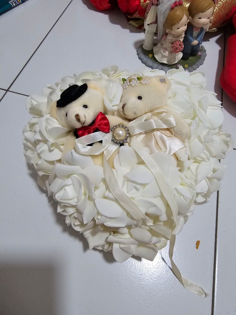 Wedding items (Category: Everything Else) located in Singapore. Submitted by veeveewoo (Listing ID 1355414435, Image 2). Description: Like new and new wedding items to give away for 5 packets of Kirei Kirei Antibacterial Hand Soap Refill - Nourishing Berries 200ml. 1. Bear Ring Holder 2. BN wedding slippers 3. 6 x BN wedding drawstring bags 4. BN Forever Friends wedding decor - figurines dropped out due to dried glue 5. Men's Chinese traditional 