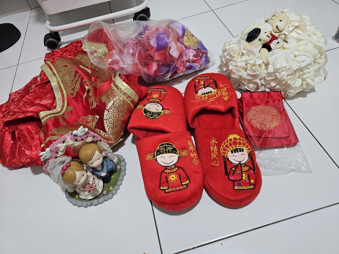 Wedding items (Category: Everything Else) located in Singapore. Submitted by veeveewoo (Listing ID 1355414435, Image 1). Description: Like new and new wedding items to give away for 5 packets of Kirei Kirei Antibacterial Hand Soap Refill - Nourishing Berries 200ml. 1. Bear Ring Holder 2. BN wedding slippers 3. 6 x BN wedding drawstring bags 4. BN Forever Friends wedding decor - figurines dropped out due to dried glue 5. Men's Chinese traditional 
