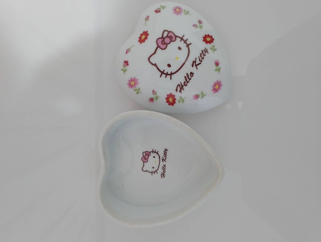 2004 Sanrio Hello Kitty ceramic trinket box (Category: Vintage Collectibles) located in Tagbilaran City. Submitted by miangsstuff (Listing ID 1355635566, Image 3). Description: PLEASE READ DESCRIPTION Good condition✅ Negotiable✅ 500 PHP + SF DM me for more pictures, videos, or if you have any questionS. MOP: GCash MOD: Jrs or meetup Location: Tagbilaran, Bohol RFS: Need funds.