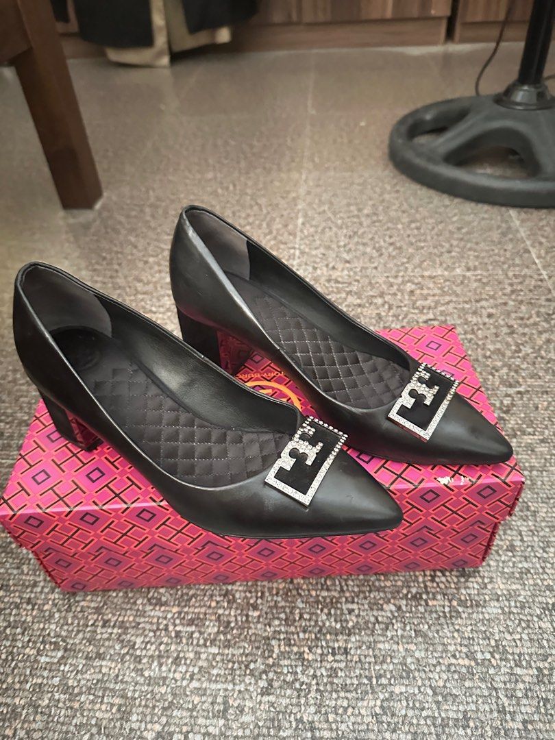 💯 Tory Burch Heels (Category: Heels) located in Paranaque City. Submitted by boxelle (Listing ID 1355574866, Image 1). Description: 💯 Tory Burch Flats Black in color with silver/gunmetal hardware With its original box and packaging Size 6 MOP: Gcash and BPI SF: c/o buyer.