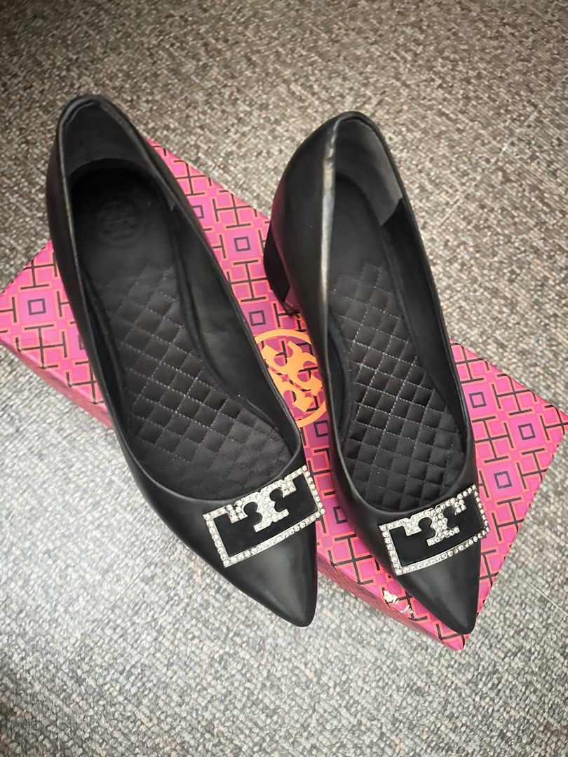 💯 Tory Burch Heels (Category: Heels) located in Paranaque City. Submitted by boxelle (Listing ID 1355574866, Image 2). Description: 💯 Tory Burch Flats Black in color with silver/gunmetal hardware With its original box and packaging Size 6 MOP: Gcash and BPI SF: c/o buyer.