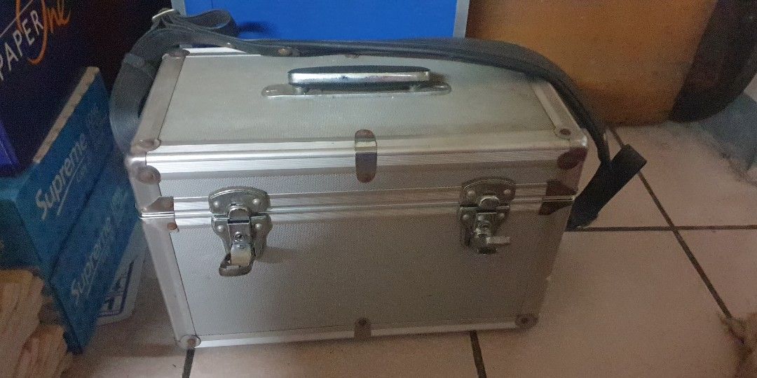 Aluminun Hard Case (Category: Camera Bags & Carriers) located in Manila. Submitted by zandre615 (Listing ID 1355507821, Image 1). Description: Vintage aluminum hard case for sale Can fit 45 rpm vinyl tecords Good condition Manila area.
