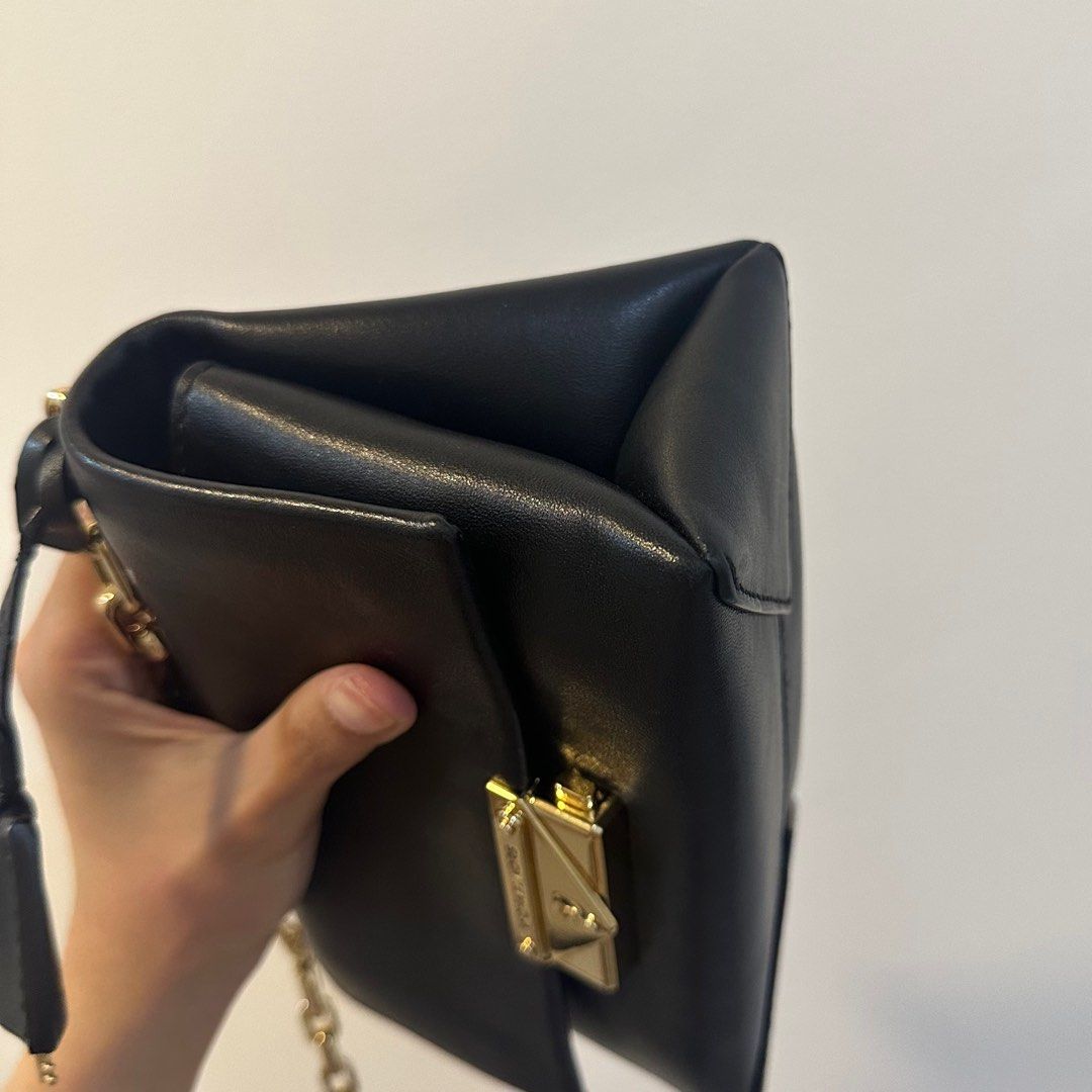 Authentic Michael Kors Cece (Category: Luxury Bags & Wallets) located in Bacoor. Submitted by conclaseph (Listing ID 1355578288, Image 3). Description: 🌸 Authentic Michael Kors 🌸 Bought in Canada Retail store 🌸 Detachable and adjustable strap (can be worn as shoulder or top handle bag) 🌸 Inclusion: dust bag and paper bag 🌸 Slightly nego for sure buyers.