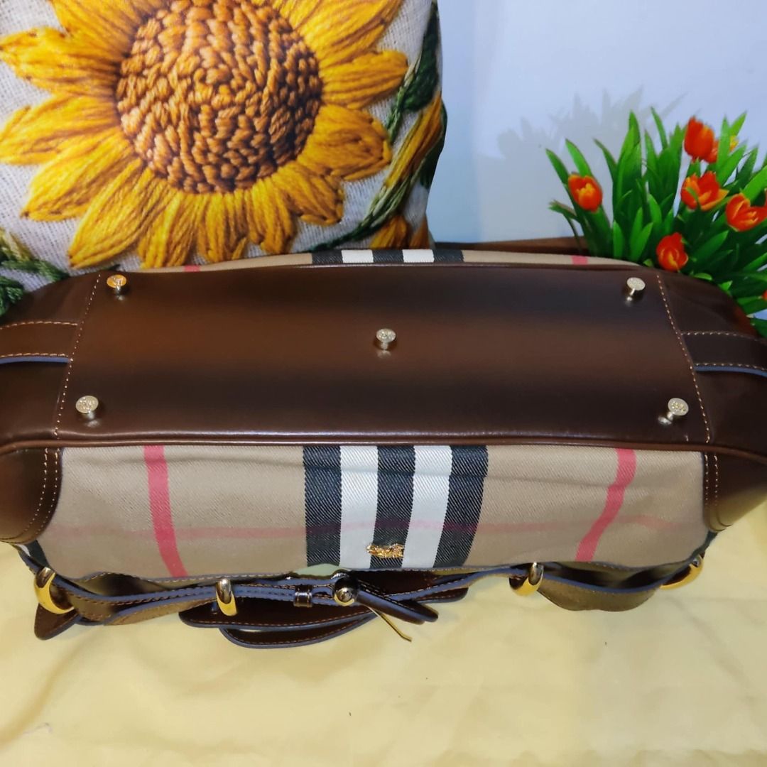 Burberry Shoulder (Category: Shoulder Bags) located in Quezon City. Submitted by legitimo (Listing ID 1355613980, Image 3). Description: .