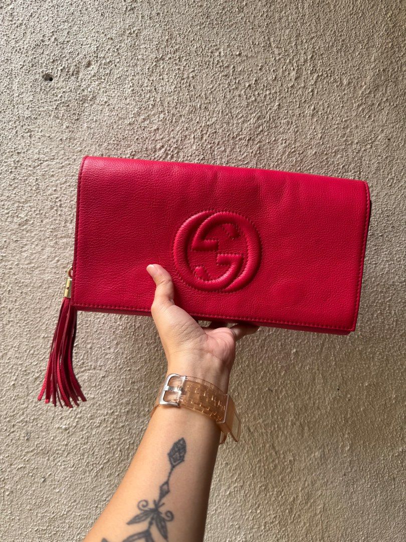 Hot pink clutch bag (Category: Luxury Bags & Wallets) located in Bacolod City. Submitted by acidburn7013 (Listing ID 1355514030, Image 2). Description: .