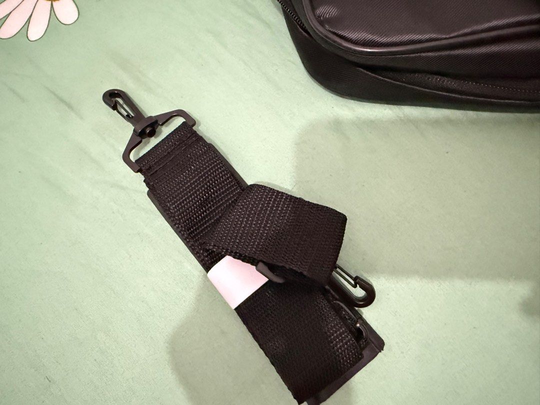 Lenovo Dicota bismart carry case (Category: Laptops & Notebooks) located in Taguig. Submitted by finds.market88 (Listing ID 1355598519, Image 3). Description: Lenovo Dicota bismart carry case 15” 0B95518 Laptop bag Lenovo T210 Laptop Bag Size 14-15.6 Inch Lenovo ThinkPad 15.6 Backpack “Flat And Lightweight - Brand new - High quality - Black color - For 14”/15”/15.6” laptops RFS: Hindi nagagamit. Napanalunan ng asawa ko raffle. .