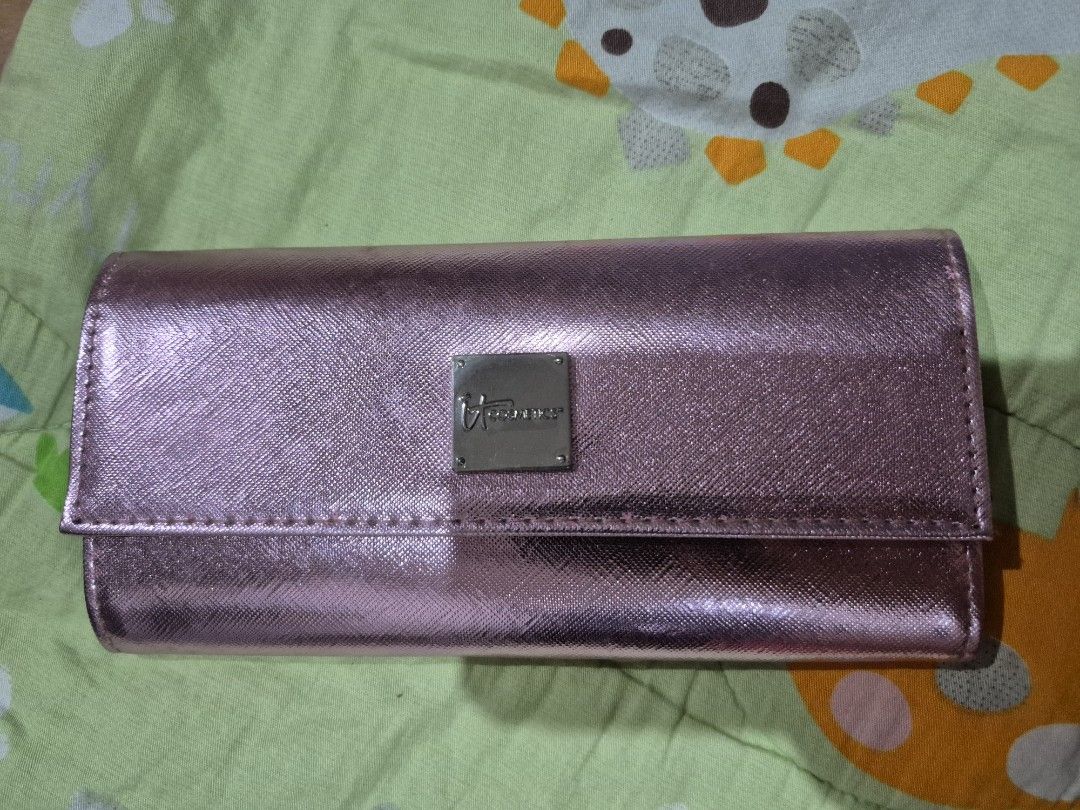 Make up Brush Set It Cosmetics (Category: Makeup) located in Quezon City. Submitted by purpleskies0122 (Listing ID 1355559624, Image 2). Description: Used in good condition with travel case.