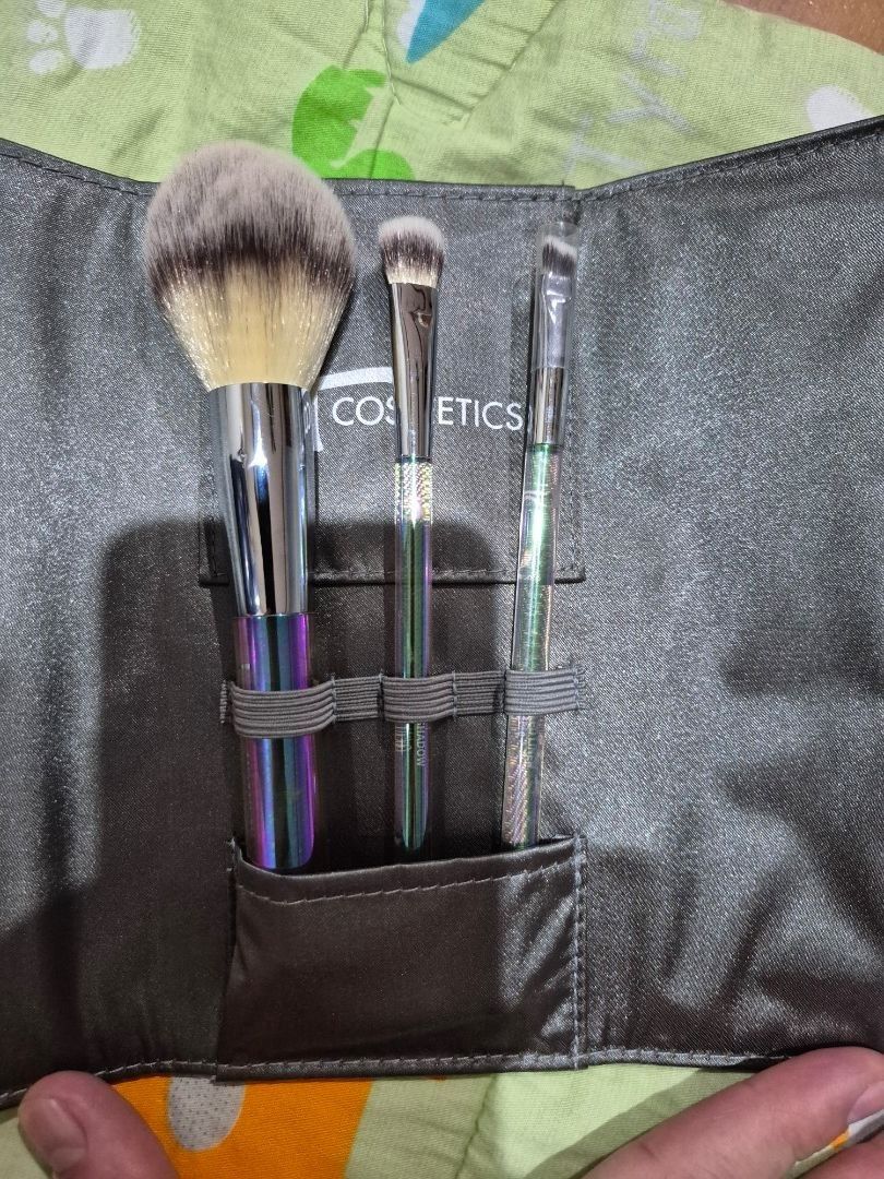 Make up Brush Set It Cosmetics (Category: Makeup) located in Quezon City. Submitted by purpleskies0122 (Listing ID 1355559624, Image 1). Description: Used in good condition with travel case.