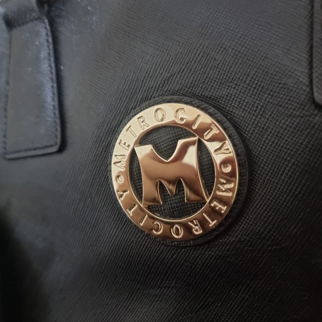 METRO CITY SHOULDER/HAND BAG (Category: Luxury Bags & Wallets) located in Quezon City. Submitted by dokkit (Listing ID 1355518173, Image 3). Description: USED - Mint condition, comes with dust bag, super like new 🎉 Laptop bag / Shoulder/Handbag ORIG M e t R 0 C i T y Saffiano Black Leather Shoulder Handbag RFS: unwanted gift, not my style STILL SLIGHTLY NEGOTIABLE 🎉.