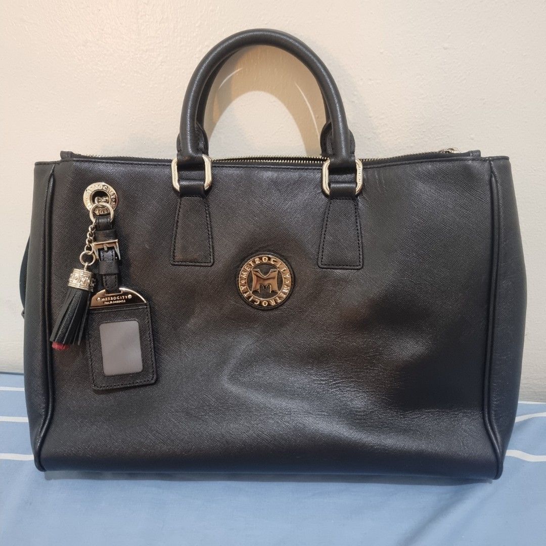 METRO CITY SHOULDER/HAND BAG (Category: Luxury Bags & Wallets) located in Quezon City. Submitted by dokkit (Listing ID 1355518173, Image 1). Description: USED - Mint condition, comes with dust bag, super like new 🎉 Laptop bag / Shoulder/Handbag ORIG M e t R 0 C i T y Saffiano Black Leather Shoulder Handbag RFS: unwanted gift, not my style STILL SLIGHTLY NEGOTIABLE 🎉.