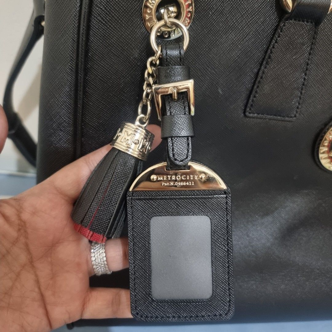 METRO CITY SHOULDER/HAND BAG (Category: Luxury Bags & Wallets) located in Quezon City. Submitted by dokkit (Listing ID 1355518173, Image 2). Description: USED - Mint condition, comes with dust bag, super like new 🎉 Laptop bag / Shoulder/Handbag ORIG M e t R 0 C i T y Saffiano Black Leather Shoulder Handbag RFS: unwanted gift, not my style STILL SLIGHTLY NEGOTIABLE 🎉.