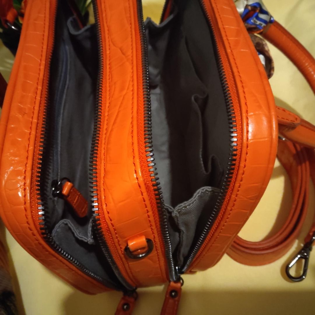 Fashion Bag (Category: Purses & Pouches) located in Quezon City. Submitted by legitimo (Listing ID 1355613658, Image 3). Description: Pre love/ VGood Condition.