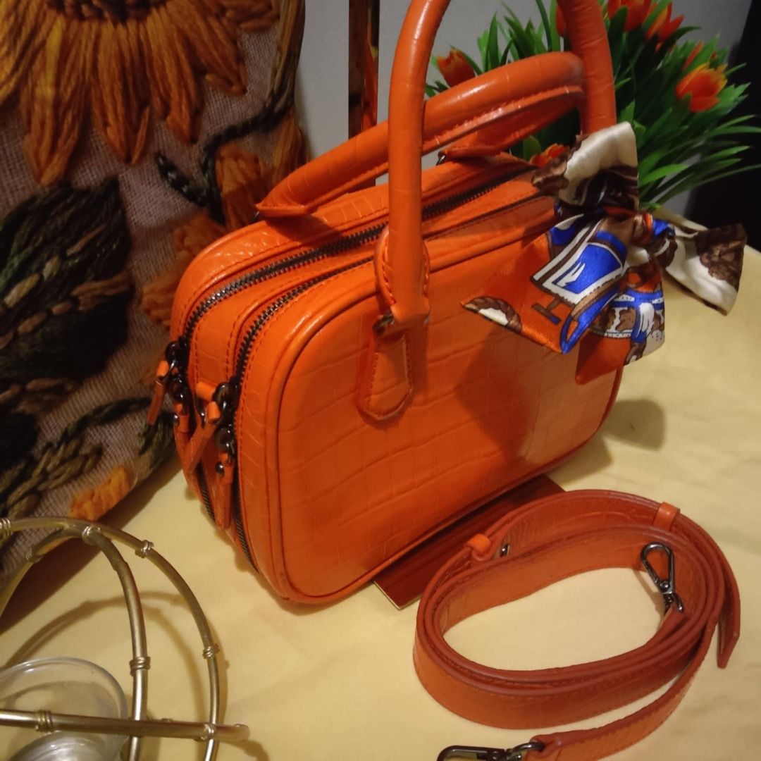 Fashion Bag (Category: Purses & Pouches) located in Quezon City. Submitted by legitimo (Listing ID 1355613658, Image 2). Description: Pre love/ VGood Condition.