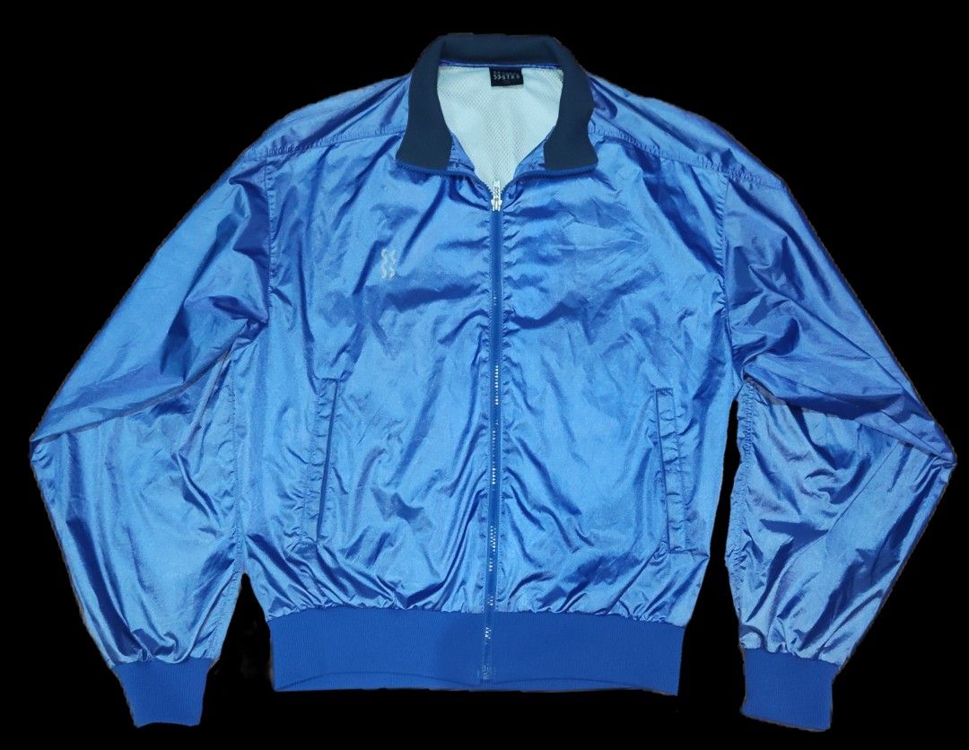 Mizuno Exercise Unit Superstar Jaspo | Windbreaker Jacket (Metallic Blue) (Category: Activewear) located in Mandaue City. Submitted by declutz_ering (Listing ID 1355484739, Image 1). Description: Size: L (on tag) Dimensions: 23.5 (L) x 21.5 (W) Flaws: Loose threads on the inside & faded marks Note: Color may change due to lighting. Also open to swaps. Just hit me with your best offer :) Location: Cebu MOP: Gcash/Maya.