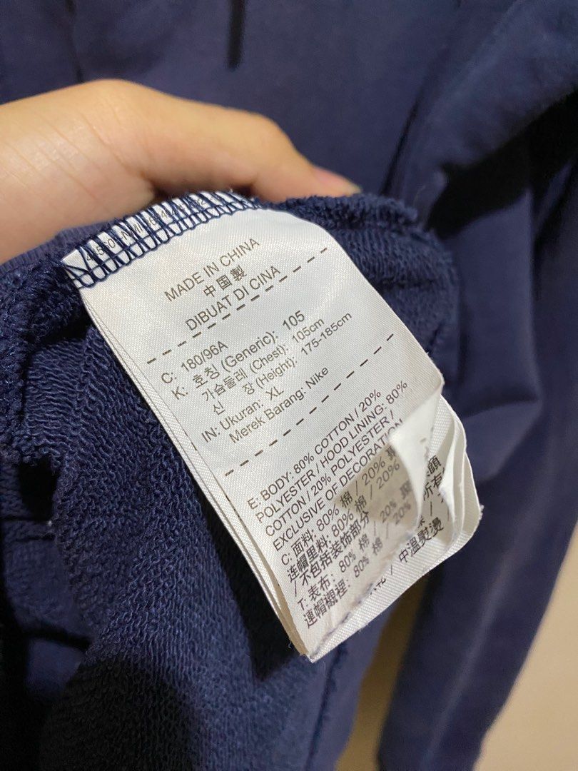 Nike (Category: Coats, Jackets and Outerwear) located in Antipolo. Submitted by lukedd (Listing ID 1355579651, Image 3). Description: Nike modern Zip hoodie complete tags 23x30 large - xl issue: sun fade see last 3 pic.