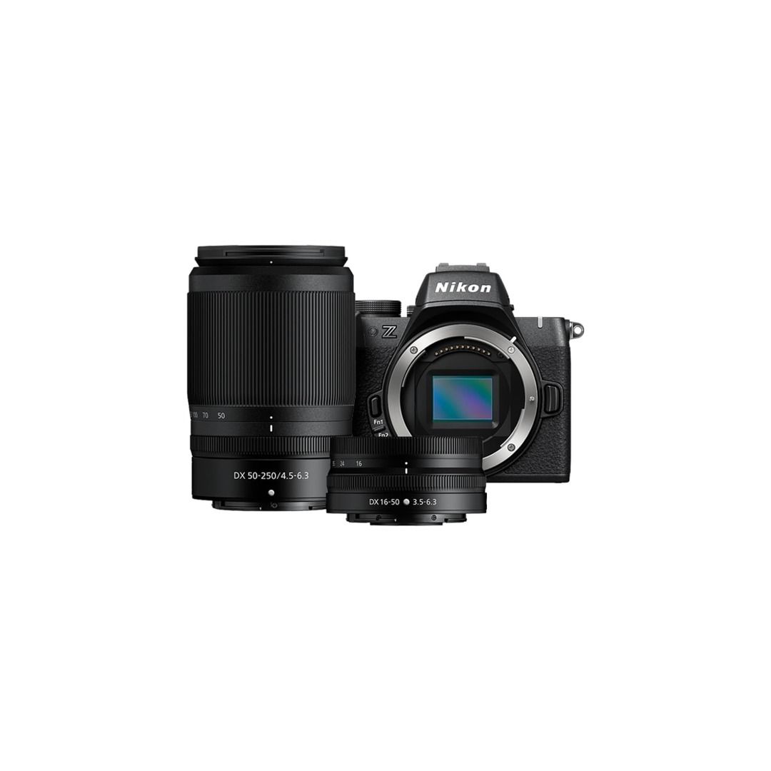 NIKON Z50 II KIT 16-50mm F3.5-6.3 VR and Z DX 50-250mm F4.5-6.3 VR (全新/尼康) （分類：相機）位於 Hong Kong。 由 goldrichcomhk 提交（商品編號 1355478850，圖片 1）。簡介： Nikon Z50II 支援「影像配方」(Imaging Recipe) 功能，伴您透過 Nikon Imaging Cloud 探索與嘗試全新影像表達方式，用家不僅可在色彩、亮度、對比度等設定上儲存個人調整值，更能將 Nikon 推介或資深創作達人精挑細選的色彩設定下載到 Z50II (費用全免)，並儲存為雲端 Picture Control。 相機加入全新 Picture Control 按鍵，用家一按即可取用一系列色彩預設功能，拍攝時迅速更換有效 Picture Control 設定，就算處於自動拍攝模式仍可使用，便捷過人。 全新限制 Picture Control 篩選功能可顯示最常用項目，讓用家極速選