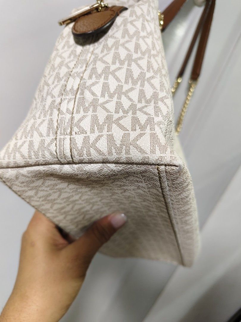 Original Michael Kors Jet Set Chain Shoulder Bag (Category: Luxury Bags & Wallets) located in Bulacan. Submitted by brandnewprelovedstuffatbp. (Listing ID 1355614447, Image 2). Description: MICHAEL KORS JET SET 35F8GTTE3B CHAIN SHOULDER TOTE DESCRIPTION: Gold tone hardware Double straps with leather/ chain link (10.5" Drop) Magnetic snap closure Interior: large center zip compartment with 2 side comparments 1 zipper pocket and 4 slip pockets 13" 