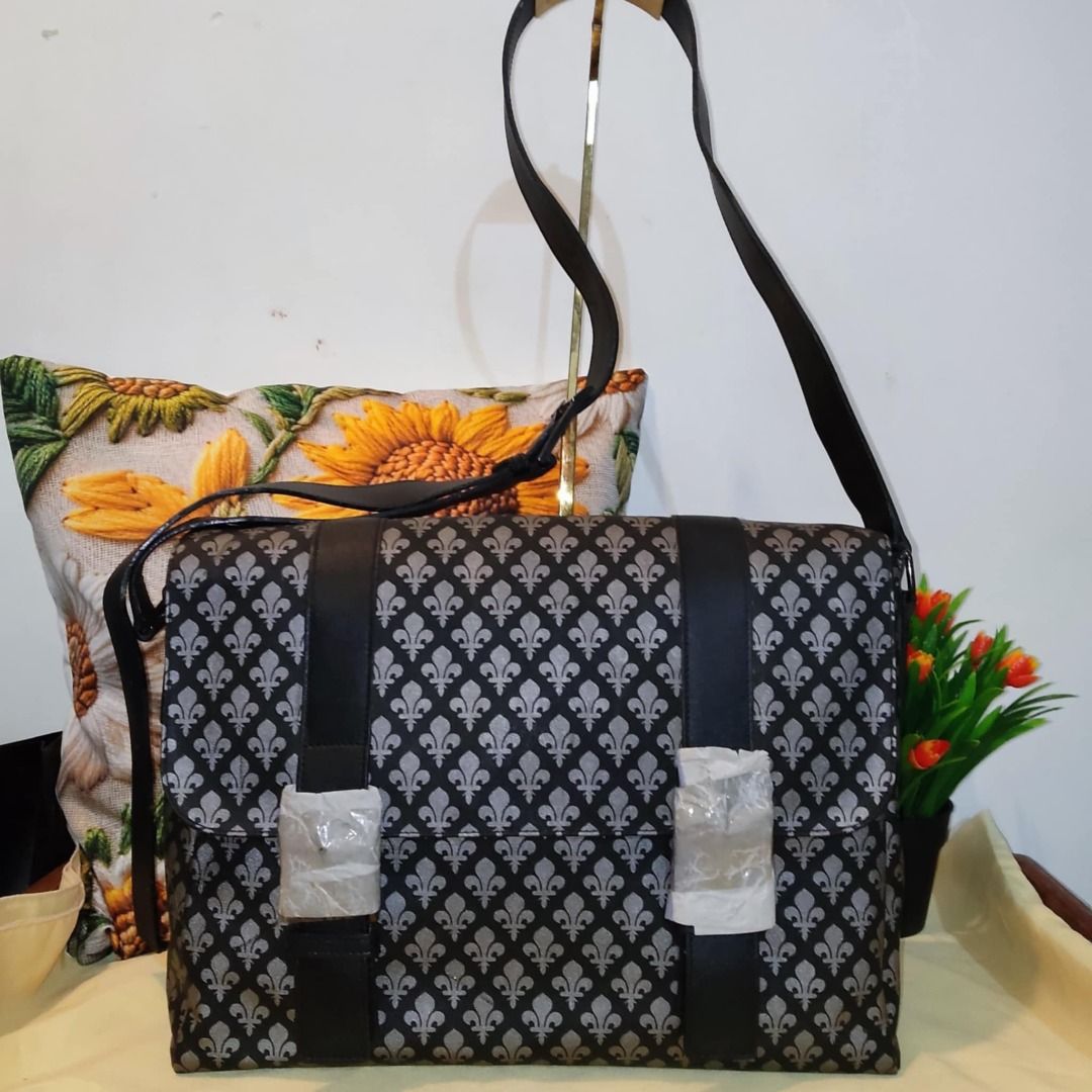 Patrick Cox London (Category: Shoulder Bags) located in Quezon City. Submitted by legitimo (Listing ID 1355624745, Image 1). Description: Very Good Condition/ PVC Leather.