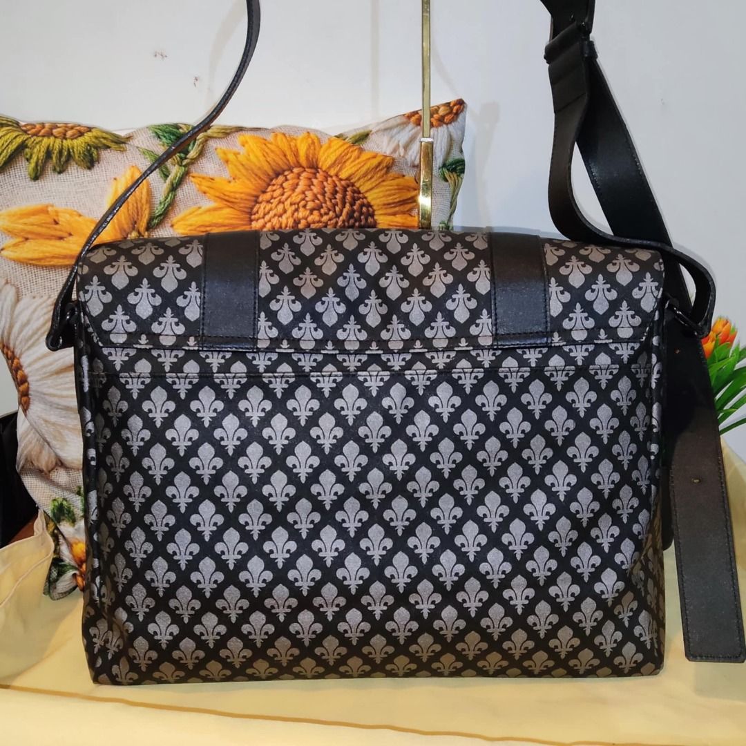 Patrick Cox London (Category: Shoulder Bags) located in Quezon City. Submitted by legitimo (Listing ID 1355624745, Image 2). Description: Very Good Condition/ PVC Leather.