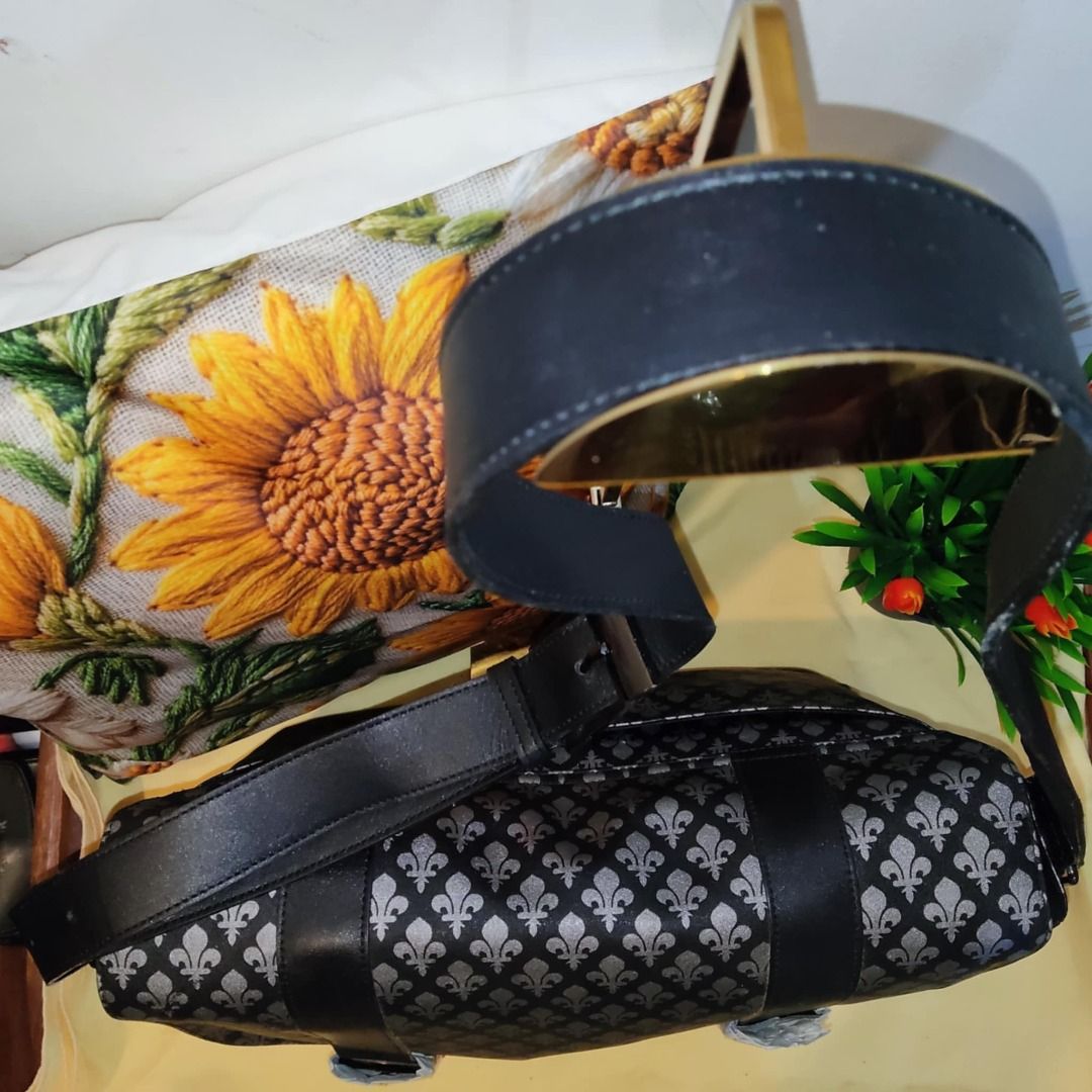 Patrick Cox London (Category: Shoulder Bags) located in Quezon City. Submitted by legitimo (Listing ID 1355624745, Image 3). Description: Very Good Condition/ PVC Leather.